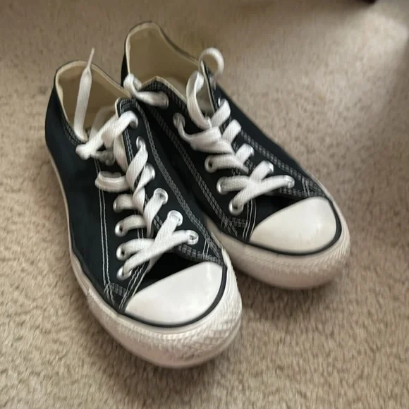Size 7 women black converse in great condition only worn like couple times - Picture 3 of 6
